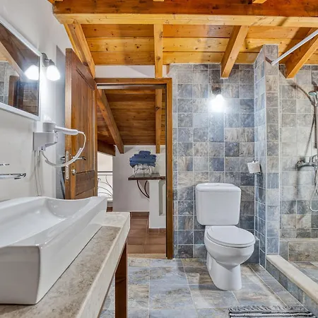 Rovinia Tatil Evi Liapades