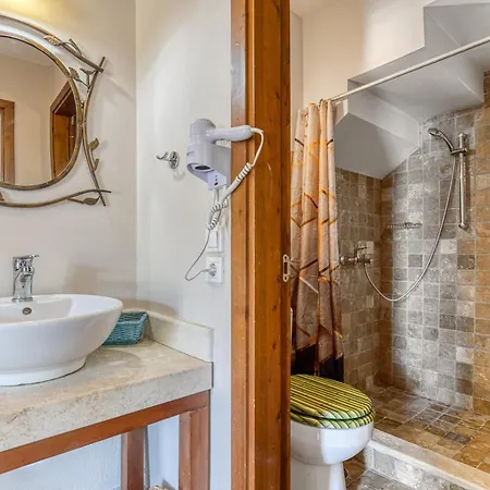 Rovinia Tatil Evi Liapades